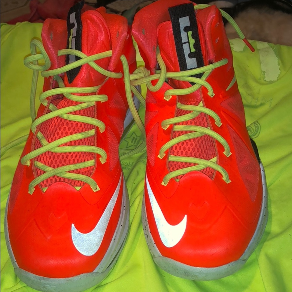 Lebron James sneakers good condition size 7